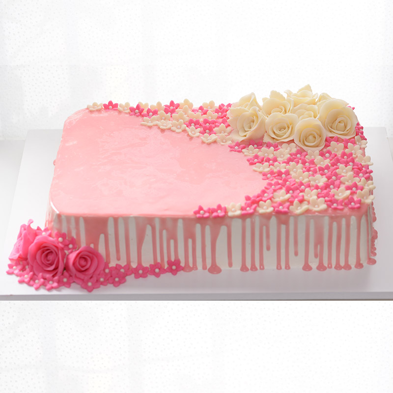 Bolo feminino quadrado rosa com drip cake de chocolate 